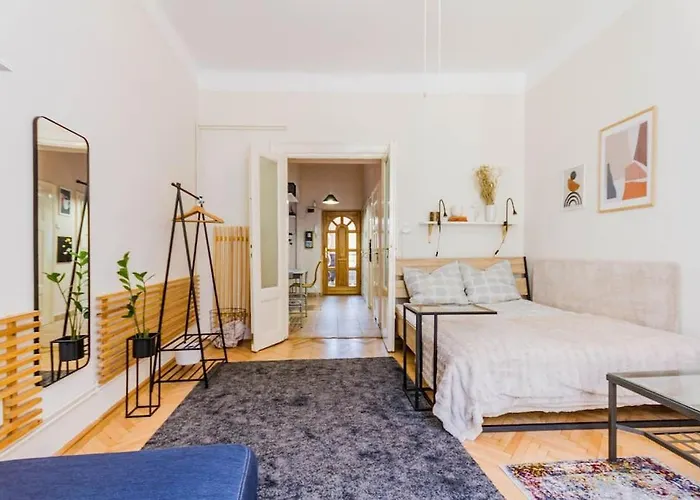 Sunny Bright, Centrally Located, Ac Balcony By Nw